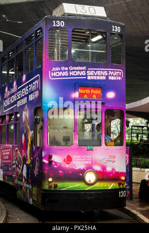 Double-decker bus tram pubblico transito sull isola di Hong Kong, Hong Kong, Cina. Foto Stock