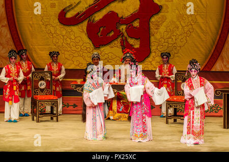 Opera Cinese esecutori, Ko Shan Theatre, Kowloon, Hong Kong, Cina. Foto Stock