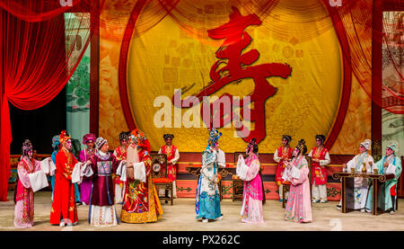 Opera Cinese esecutori, Ko Shan Theatre, Kowloon, Hong Kong, Cina. Foto Stock