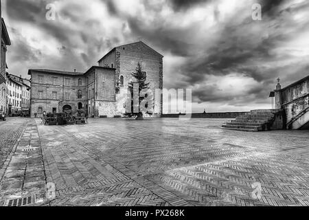 Vista di Piazza Grande, scenic piazza principale di Gubbio, una delle più belle città medievali in Italia centrale Foto Stock