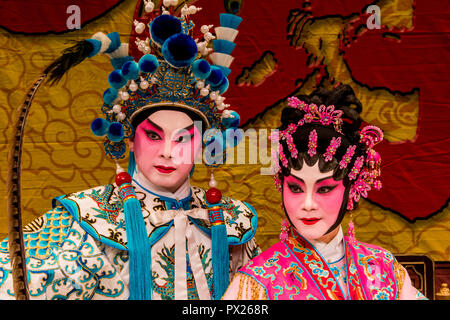 Opera Cinese esecutori, Ko Shan Theatre, Kowloon, Hong Kong, Cina. Foto Stock