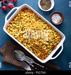 Ripieno tradizionale piatto di lato per il giorno del Ringraziamento o di Natale in una teglia da forno Foto Stock