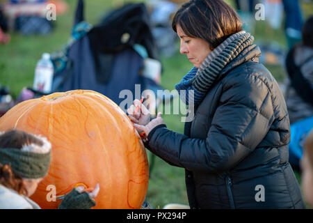 CHADDS FORD, PA - 18 ottobre: Persona carving zucca presso la grande zucca di scolpire il carving contest su 18 Ottobre 2018 Foto Stock