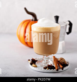 Pumpkin spice latte, caduta stagionale bevanda di caffè Foto Stock