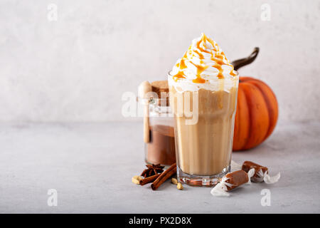 Pumpkin spice latte e caramello caffè ghiacciato, caduta bevande stagionali Foto Stock