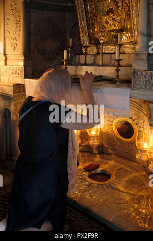 Un degli Armeni ortodossi adoratore di pregare presso l'archivio di sepoltura dell apostolo san Giacomo il Maggiore all'interno della Cattedrale di Saint James del XII secolo la chiesa armena e la principale chiesa del Patriarcato Armeno di Gerusalemme nel quartiere armeno la città vecchia di Gerusalemme Est Israele Foto Stock