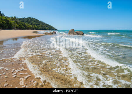 Vista delle dolci onde sulla pittoresca baia di Etty, Casuario, sulla costa del Nord del Queensland, FNQ, QLD, Australia Foto Stock