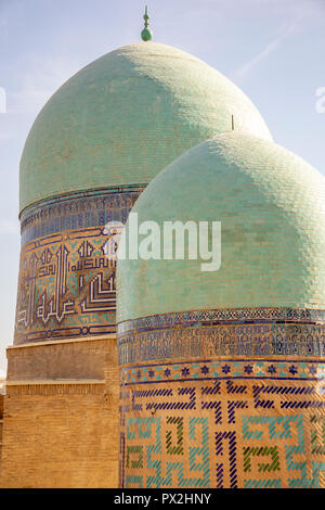 Le cupole blu e colorato mosaico di piastrelle al complesso funerario Shah-i-Zinda Ensemble in Samarcanda, Uzbekistan. Foto Stock