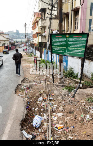 No immondizia segno di dumping in due lingue, Shillong, Meghalaya, India Foto Stock