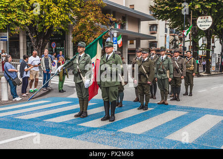 VITTORIO VENETO, Italia - 23 settembre 2018: rievocazione storica con persone vestite come i soldati italiani della prima guerra mondiale Foto Stock