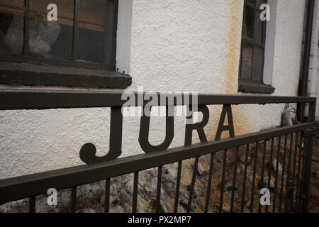 Jura single malt whisky distillery, Isle of Jura, Scotland, Regno Unito. Foto Stock