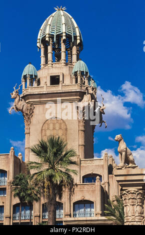 Questa torre ornata con sculture di animali africani è una caratteristica architettonica del palazzo della città perduta, di un lussuoso hotel a 5 stelle presso il rinomato in tutto il mondo, Sun City holiday resort nel Nord Ovest della Provincia del Sud Africa. Che il famoso parco giochi offre vacanzieri di tutto a partire da un parco acquatico con una piscina a onde, campi da golf e un casinò, aria calda giri in mongolfiera e persino safari animale nell'adiacente parco giochi. Foto Stock