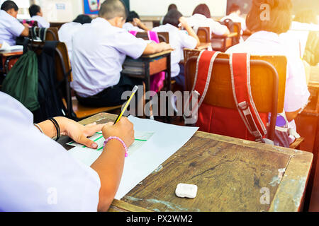 Testare il potenziale di studenti per sostenere gli esami e i bambini sono molto intento a, gli esami sono disposti sulla tavola a matita le maniglie con gomma nera blocchi pl Foto Stock