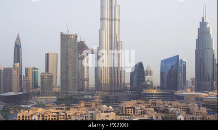 Il Burj Khalifa e il centro cittadino di Dubai all'alba Foto Stock