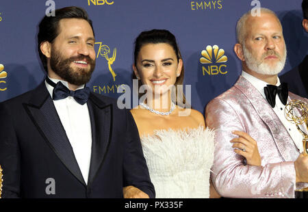 Settantesimo Emmy Awards (2018) Sala stampa tenutasi presso la Microsoft Theatre di Los Angeles, California. Dotato di: Edgar Ramirez, Penelope Cruz, Ryan Murphy dove: Los Angeles, California, Stati Uniti quando: 17 set 2018 Credit: Adriana M. Barraza/WENN.com Foto Stock