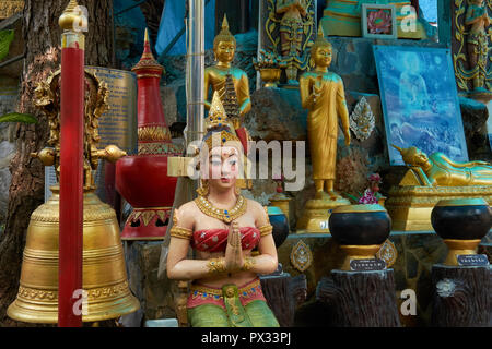La figura di un Thai Apsara, un essere celeste, accoglie i visitatori con il tradizionale saluto Thai, una Wai, al Wat Rajadhivas, Bangkok, Thailandia Foto Stock
