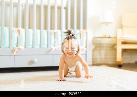 Baby prendendo il tempo all'interno di baby room presepe Foto Stock