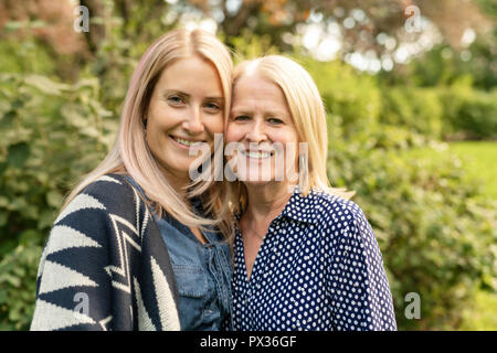 Close up ritratto di madre di famiglia e mia figlia 30s al di fuori Foto Stock