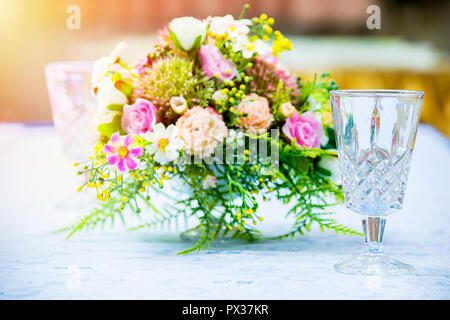 Elegante è partito i gusti della gente, scintillante vetro cristallo, ornamento floreale aggiunge il romanticismo, perfetta decorazione. Luce bianca e brillante, Foto Stock