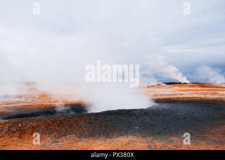 Namafjall - area geotermica in campo di Hverir. Paesaggio che le piscine di fango bollente e le sorgenti di acqua calda. Turistici e attrazioni naturali in Islanda Foto Stock