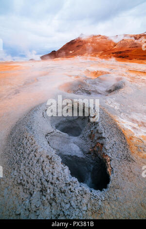 Islanda geotermico. Namafjall - area del campo di Hverir. Paesaggio che le piscine di fango bollente e le sorgenti di acqua calda. Turistici e attrazioni naturali Foto Stock