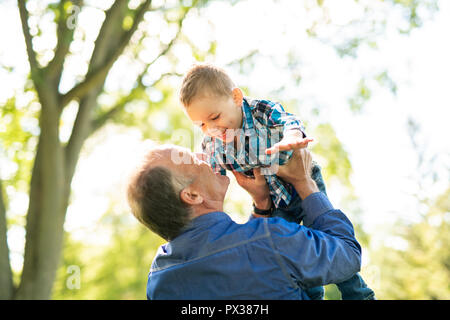 Nonno e littleson divertirsi nel parco Foto Stock