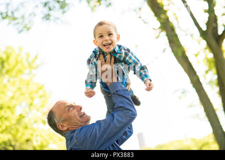 Nonno e littleson divertirsi nel parco Foto Stock