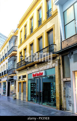 Street a Siviglia in Spagna. Gli edifici di vecchia costruzione su strette strade di Siviglia. Un mix di regionalismo aperto con architettura rinascimentale e gli stili di Moresco. Foto Stock