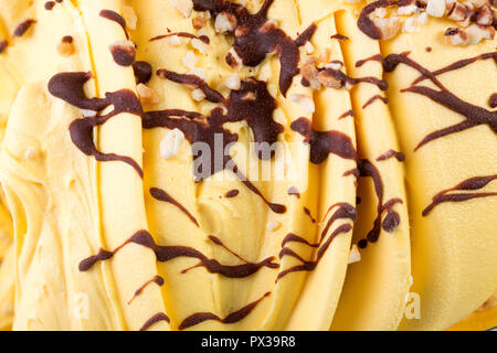 Massa di orange il gelato al cioccolato syrop. Foto Stock