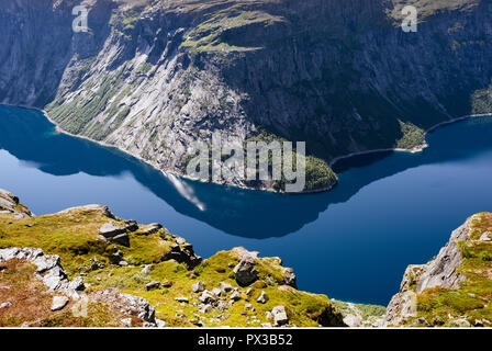 Vista dal sentiero Trolltunga. Mountain Lake Ringedalsvatnet Foto Stock