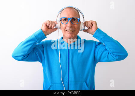 Studio shot di felice bald senior uomo sorridente mentre ascolto Foto Stock