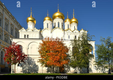 Il pittoresco autunno nel Cremlino di Mosca. Annunciazione Cattedrale (1484-1489). La Russia Foto Stock