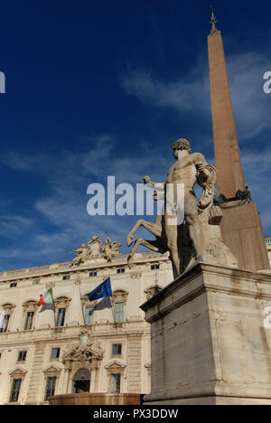 Corte Costituzionale della Repubblica Italiana palazzo sul colle del Quirinale a Roma con antica statua romana e obelisco egiziano Foto Stock