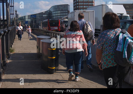 La sicurezza dei pedoni sulle barriere di ponti di Londra Foto Stock