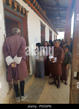 18 ottobre 2018, Bhutan, Thimphu: gli elettori coda nella parte anteriore di un seggio in Bhutan il capitale per esprimere il loro voto nelle elezioni parlamentari. Il piccolo regno himalayano ha tenuto la sua terza elezione parlamentare poiché l'introduzione della monarchia costituzionale nel 2008. (A dpa " popolare chirurgo diventa Primo Ministro del Bhutan' dal 19.10.2018) Foto: Nick Kaiser/dpa Foto Stock