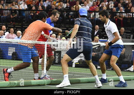 Praga, Repubblica Ceca. Xviii oct, 2018. L-R Leander Paes dell India, Repubblica Ceca tennista Radek STEPANEK: risultati nei, Tedesco Tommy Haas e Novak Djokovic di Serbia in azione durante la festa di addio di terminare la sua carriera in Praga, Repubblica ceca, 18 ottobre 2018. Credito: Michal Kamaryt/CTK foto/Alamy Live News Foto Stock