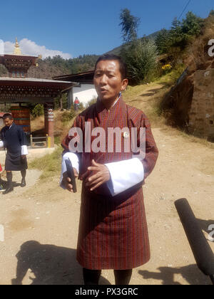 18 ottobre 2018, Bhutan, Thimphu: Lotay Tshering, parte superiore del candidato del partito bhutanesi DNT, parla ai giornalisti dopo la fusione il suo voto nella capitale Thimphu. Il piccolo regno himalayano ha tenuto la sua terza elezione parlamentare poiché l'introduzione della monarchia costituzionale nel 2008. (A dpa " popolare chirurgo diventa Primo Ministro del Bhutan' dal 19.10.2018) Foto: Nick Kaiser/dpa Foto Stock