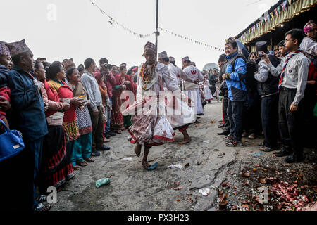 Bhaktapur, Nepal. Xix oct, 2018. Sacerdoti indù eseguire una danza rituale al tempio Bramahini durante il decimo giorno del festival di Dashain. Durante il Festival di Dashain nepalesi, devoti indù culto Durga, una dea madre di potere e di prosperità, offrendo sacrifici di animali, soprattutto di capra e di bufala. In generale, il Dashain festival indù è una celebrazione della vittoria degli dèi sui demoni. Credito: Sunil Pradhan SOPA/images/ZUMA filo/Alamy Live News Foto Stock