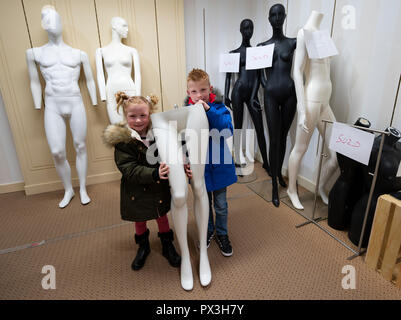 Edimburgo, Scozia, Regno Unito. 19 ottobre, 2018. Con l'imminente chiusura della mitica Fraser department store in Princes Street di Edimburgo, anche i manichini sono in vendita come il negozio cerca di rendere quanto più denaro possibile prima che le porte si chiudono per buona. Tutto il personale del negozio è offerto al 50% di sconto sui prezzi. Credito: Iain Masterton/Alamy Live News Foto Stock