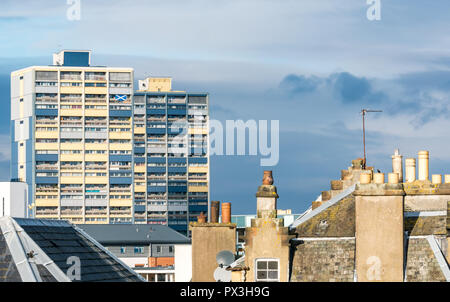 Leith, Edimburgo, Scozia, Regno Unito, 19 ottobre 2018. Regno Unito: Meteo sole illumina gli edifici e i tetti in Leith, compresi Couper Street a torre, alloggi sociali appartamenti dove un residente visualizza un St Andrews cross si intraversa bandiera su un balcone Foto Stock