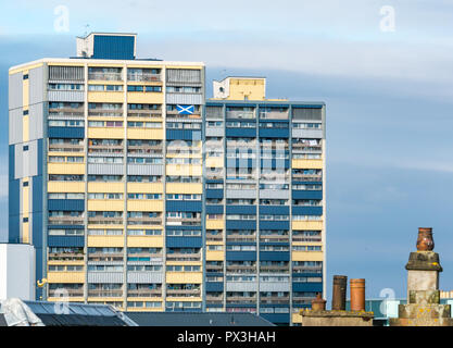 Leith, Edimburgo, Scozia, Regno Unito, 19 ottobre 2018. Regno Unito: Meteo sole illumina gli edifici e i tetti in Leith, compresi Couper Street a torre, alloggi sociali appartamenti dove un residente visualizza un St Andrews cross si intraversa bandiera su un balcone Foto Stock