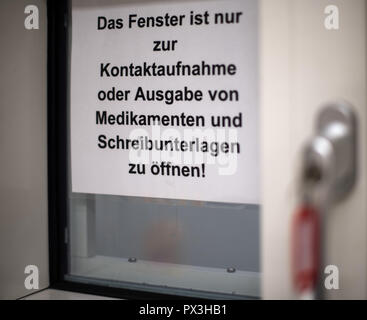 Dresden, Germania. Xix oct, 2018. Visualizzazione di una finestra di connessione tra lo spazio interstiziale e la cella, preso in occasione di una conferenza stampa per presentare la detenzione latticeless spazio. Il appositamente fissato camera è destinato per la sistemazione dei detenuti che sono a rischio di suicidio e che allo stesso tempo rappresentano un pericolo per i dipendenti o altri prigionieri. Credito: Monika Skolimowska/dpa-Zentralbild/dpa/Alamy Live News Foto Stock