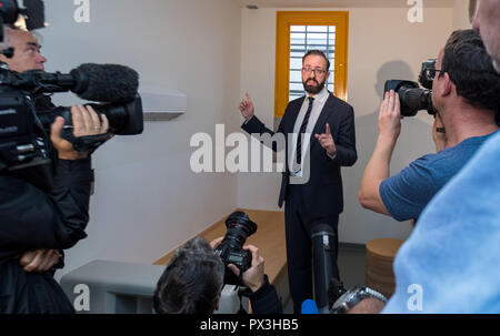 Dresden, Germania. Xix oct, 2018. Sebastian Gemkow (CDU), il ministro della Giustizia del Land di Sassonia, si trova a un incontro con la stampa per presentare la prigione gridless stanza della cella e parla con i giornalisti. Il appositamente fissato camera è destinato per la sistemazione dei detenuti che sono a rischio di suicidio e che allo stesso tempo rappresentano un pericolo per i dipendenti o altri prigionieri. Credito: Monika Skolimowska/dpa-Zentralbild/dpa/Alamy Live News Foto Stock