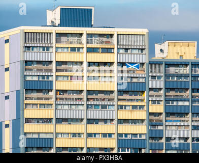 Leith, Edimburgo, Scozia, Regno Unito, 19 ottobre 2018. Regno Unito: Meteo sole illumina gli edifici e i tetti in Leith, compresi Couper Street a torre, alloggi sociali appartamenti dove un residente visualizza un St Andrews cross si intraversa bandiera su un balcone Foto Stock