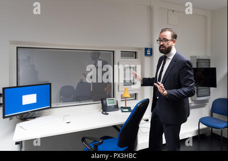 Dresden, Germania. Xix oct, 2018. Sebastian Gemkow (CDU), il ministro della Giustizia del Land di Sassonia, si trova a un incontro con la stampa per presentare la detenzione gridless camera nell'adiacente camera di sorveglianza e parla con i giornalisti. Il appositamente fissato camera è destinato per la sistemazione dei detenuti che sono a rischio di suicidio e che allo stesso tempo rappresentano un pericolo per i dipendenti o altri prigionieri. Credito: Monika Skolimowska/dpa-Zentralbild/dpa/Alamy Live News Foto Stock