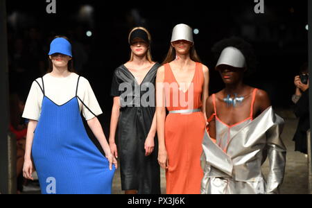 Porto, Portogallo. Xviii oct, 2018. Modelli presente creazione del progettista portoghese Carla Pontes durante la xliii Portogallo della settimana della moda a Porto, in Portogallo, il 18 ottobre 2018. Credito: Zhang Liyun/Xinhua/Alamy Live News Foto Stock