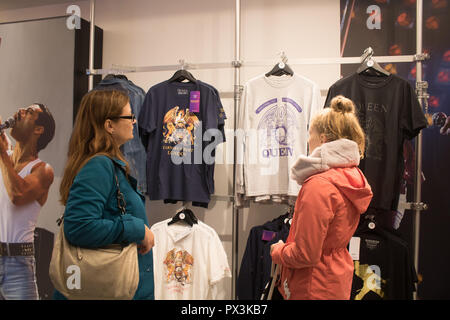 Londra REGNO UNITO. Il 19 ottobre 2018. Una regina pop-up shop ha aperto in Carnaby Street in vista del prossimo rilascio del film 'Bohemian Rhapsody', basato sulle carriere dei mitici British rock band. Il negozio vende memorabilia Queen compresi, costumi di scena e firmato gli strumenti musicali . Credito: amer ghazzal/Alamy Live News Foto Stock