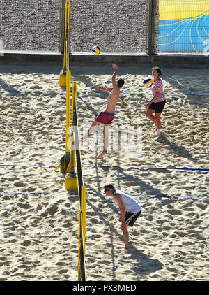 Brighton Regno Unito 19 ottobre 2018 - i giocatori di beach volley godere il bellissimo caldo clima soleggiato al centro Yellowave sul lungomare di Brighton oggi Credito: Simon Dack/Alamy Live News Foto Stock