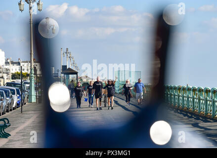 Brighton Regno Unito 19 ottobre 2018 - Norman Cook alias Fatboy Slim sta cambiando il suo nome di Fatboy lento durante la sua 26 miglio a piedi per visitare tutte le lumache giganti sculture intorno a Brighton e Hove in una sola giornata di contribuire a raccogliere fondi per l'Ospizio Martlets . Ci sono oltre 50 sculture di lumaca per visitare che copre una distanza di 26 miglia sull'arte Snailspace Trail's fundraising #BeMoreSnail giorno di credito: Simon Dack/Alamy Live News Foto Stock