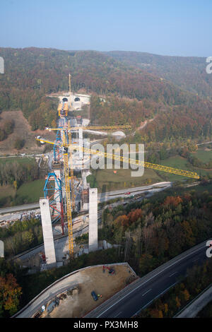 Muehlhausen Taele Im, Germania. Xix oct, 2018. 19 ottobre 2018, Germania, Muehlhausen Taele im: gru sono in piedi sul sito della costruzione del ponte Filstal sul Aichelberg. Il ponte è parte della nuova sezione Wendlingen-Ulm di Stuttgart 21 progetto ferroviario. Credito: Sebastian Gollnow/dpa/Alamy Live News Foto Stock